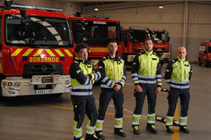 Ángel González, Jesús Ordax, Eduardo Martín y José Borge, cuatro de los nueve bomberos voluntarios de la Diputación de Valladolid