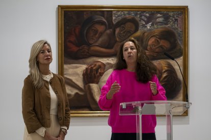 Carvajal y Gutiérrez Herranz junto a la obra de Ángeles santos 'Niña muerta'