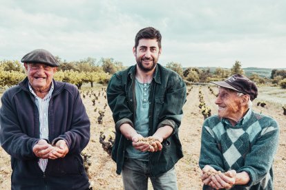 Luis Martín de la Fuente junto a unos viticultores del Arlanza.