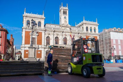 Proceso de montaje del Mercado Artesanal Navideño en la plaza Mayor