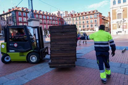 Proceso de montaje del Mercado Artesanal Navideño en la plaza Mayor