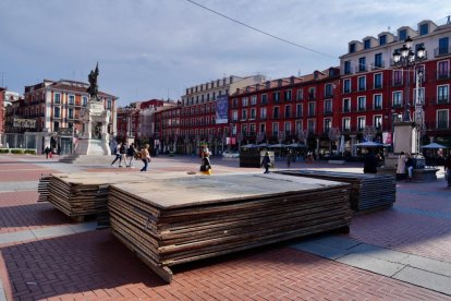 Proceso de montaje del Mercado Artesanal Navideño en la plaza Mayor