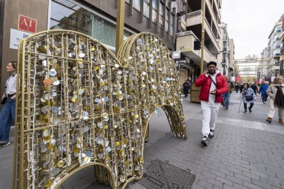 Montaje de luces de Navidad en la Calle Santiago