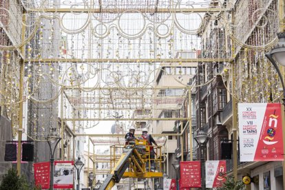 Montaje de luces de Navidad en la Calle Santiago