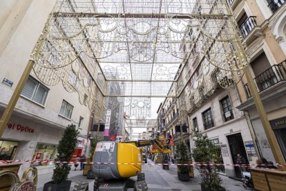 Montaje de luces de Navidad en la Calle Santiago