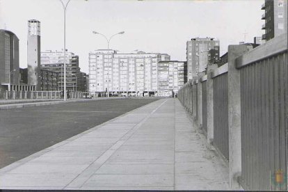 Imagen de archivo del Puente de Arturo Eyríes en la Avenida de Medina del Campo con la iglesia de Santo Domingo de Guzmán a la derecha y al fondo el paseo de Zorrilla de 1972