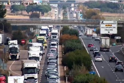 Retenciones en la zona de Villamarciel desde una cámara de la DGT.

El corte del carril derecho por el incendio de un camión ha provocado retenciones en la carretera A-62 a la altura de Villamarciel (Valladolid) sentido creciente de la kilometración hacia Portugal, según ha informado el Centro de Gestión de Tráfico (CGT) y del Servicio de Emergencias de Castilla y León 112.

SOCIEDAD 
DGT