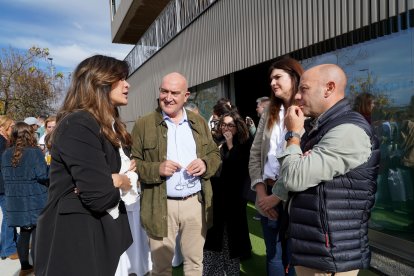 El alcalde de Valladolid, Jesús Julio Carnero, visita el taller de salud mental organizado por la Fundación Bertín Osborne. Le acompaña su presidenta, Fabiola Martínez.