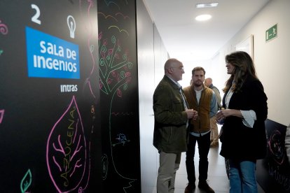 El alcalde de Valladolid, Jesús Julio Carnero, visita el taller de salud mental organizado por la Fundación Bertín Osborne. Le acompaña su presidenta, Fabiola Martínez.