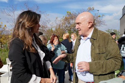 El alcalde de Valladolid, Jesús Julio Carnero, visita el taller de salud mental organizado por la Fundación Bertín Osborne. Le acompaña su presidenta, Fabiola Martínez.