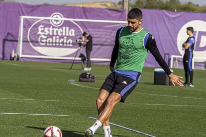 Cenk da un pase durante el entrenamiento del martes.