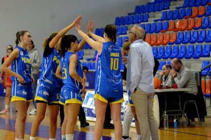 Las jugadoras del Ponce, durante un tiempo muerto.