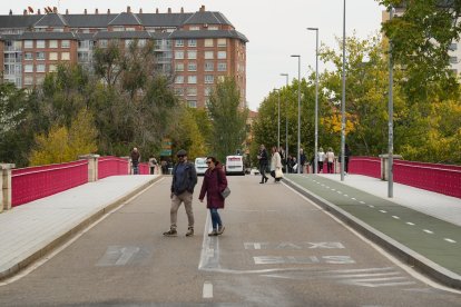 Situación actual del puente de Poniente con dos carriles y una vía ciclista.