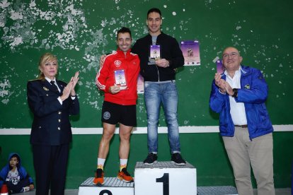 Imagen de la entrega de premios con Julia González, jefa de la Policía Municipal, y Jesús Julio Carnero, alcalde de Valladolid