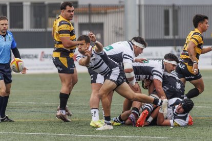 Imagen del derbi copero en Burgos entre Aparejadores y El Salvador.