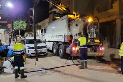 El camión de Aquavall del Ayuntamiento de Valladolid en tareas de limpieza del alcantarillado y desatranque en Aldaia