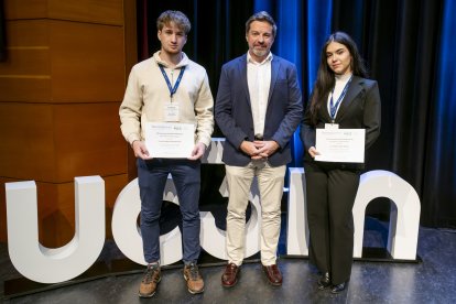 La toledana Jimena Alonso Moreno, que cursa el grado en Empresa y Tecnología, y el mallorquín Vasil Ivanov Stantchev Raev, estudiante de Ingeniería Robótica, reciben la beca Alumni para estudiar en la UC3M