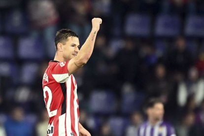 Guruzeta celebra con el puño en alto su gol en el José Zorrilla