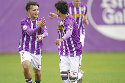Pascu y Yago San Miguel celebran un gol