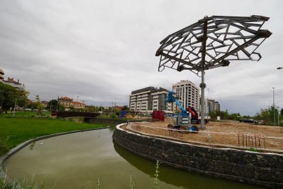 Montaje de la pérgola hace un mes