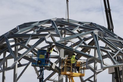 Pérgola que han levantado en la plaza León de la Riva, en la ciudad de la comunicación