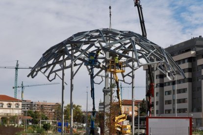 Pérgola que han levantado en la plaza León de la Riva, en la ciudad de la comunicación