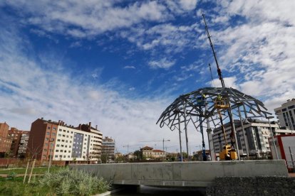 Pérgola que han levantado en la plaza León de la Riva, en la ciudad de la comunicación