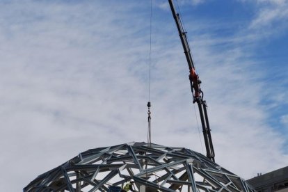 Pérgola que han levantado en la plaza León de la Riva, en la Ciudad de la Comunicación