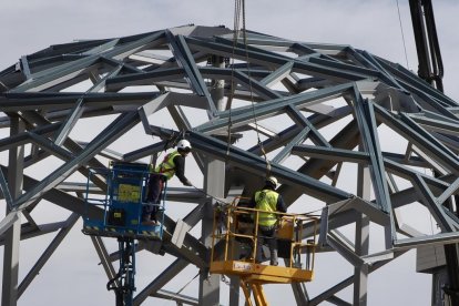 Pérgola que han levantado en la plaza León de la Riva, en la Ciudad de la Comunicación