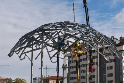 Pérgola que han levantado en la plaza León de la Riva, en la Ciudad de la Comunicación