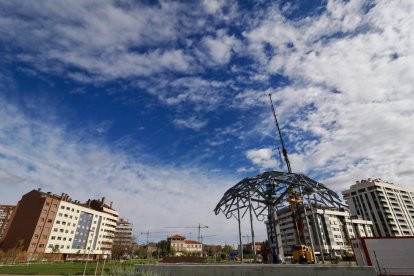 Pérgola que han levantado en la plaza León de la Riva, en la Ciudad de la Comunicación