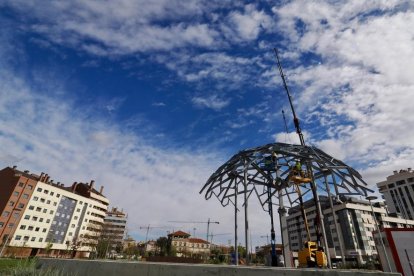 Pérgola que han levantado en la plaza León de la Riva, en la Ciudad de la Comunicación