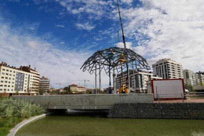 Pérgola que han levantado en la plaza León de la Riva, en la Ciudad de la Comunicación