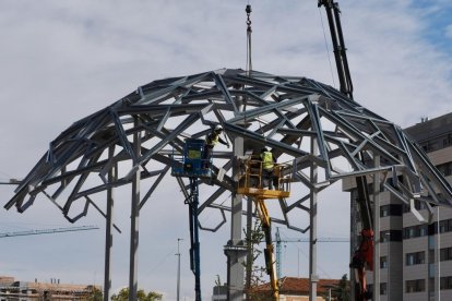 Pérgola que han levantado en la plaza León de la Riva, en la Ciudad de la Comunicación