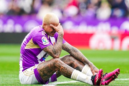 Kenedy se duele en un partido en la temporada de su debut como blanquivioleta.