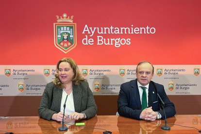 La alcaldesa de Burgos Cristina Ayala, acompañada por el vicealcalde, Fernando Martínez-Acitores.