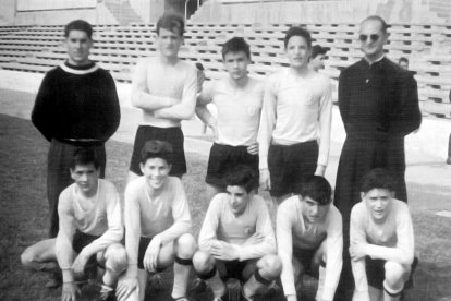 Imagen del equipo infantil de El Salvador dirigido por el Padre Bernés en 1963.