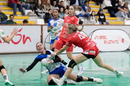 O’Mullony cae al suelo tras ser agarrada por una jugadora del Gijón.Foto.: LOF/Aurelio Flórez