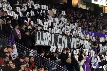 Fondo Norte de Zorrilla con la pancarta: 'Valladolid llora con vosotros'.