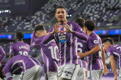 Marcos André realiza un  corazón con sus manos tras uno de sus goles al AVSFutebol.