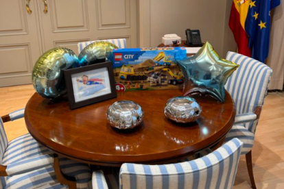 Imagen de la mesa de Óscar Puente con regalos por su cumpleaños