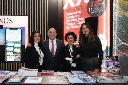 El alcalde de Valladolid, Jesús Julio Carnero, en el expositor del Ayuntamiento de Valladolid en Intur junto a la concejal de Turismo, Eventos y Marca de Ciudad, Blanca Jiménez