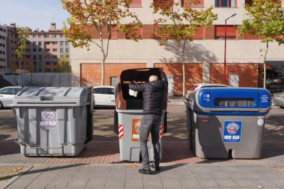 Un hombre sale a tirar la basura a un contenedor en Valladolid