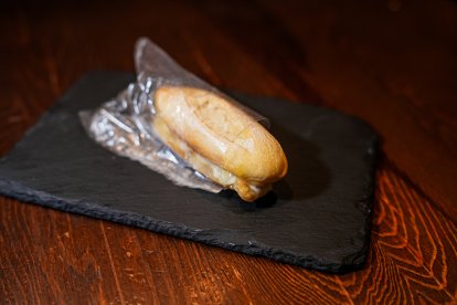 Baguetina de calamares bravos recién hecha, con salsa de ajo picante, con una bolsita hecha de fécula de patata y arroz comestible. 
2º Premio Concurso Nacional 2011