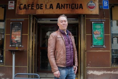 Calle Paraíso. César Azpeleta, encargado del Café De La Antigua, en el número 1.