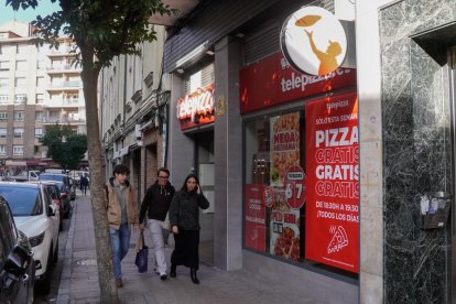 Calle Paraíso. Telepizza en el número 13.