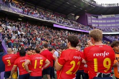 Los jugadores de España saludan al público de Zorrilla.