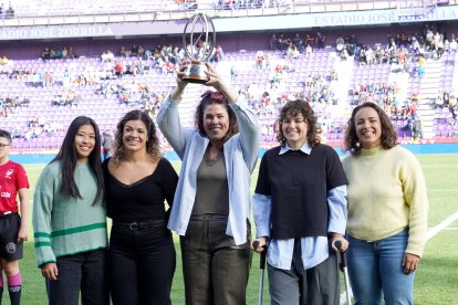 Jugadoras de la selección española femenina son homenajeadas en el centro del campo de Zorrilla.