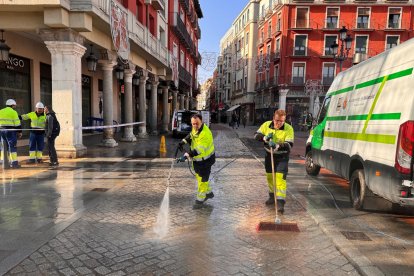 Una fuga de agua en la calle Santiago provoca un apagón.