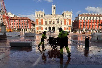 Una fuga de agua en la calle Santiago provoca un apagón.